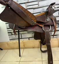 Load image into Gallery viewer, 15” Western Saddle, K&amp;B Saddlery, Iowa -Round Skirt- SQB - Brown