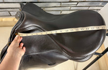 Load image into Gallery viewer, 17 1/2” Medium Morris &amp; Nolan High Wither Gold GP Saddle - Brown