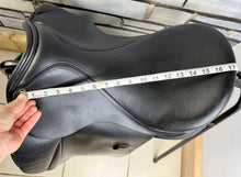 Load image into Gallery viewer, 17 1/2” Medium Ryder Saddlery Dressage Saddle - Black - English Leather