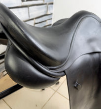 Load image into Gallery viewer, 17 1/2” Medium Ryder Saddlery Dressage Saddle - Black - English Leather