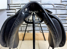 Load image into Gallery viewer, 17 1/2” Medium Ryder Saddlery Dressage Saddle - Black - English Leather