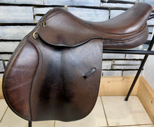 Load image into Gallery viewer, 17 1/2” MW GFS Fieldhouse Saddlery Jump Saddle - Brown - Close Contact