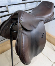 Load image into Gallery viewer, 17 1/2” MW GFS Fieldhouse Saddlery Jump Saddle - Brown - Close Contact
