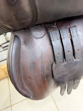 Load image into Gallery viewer, 17 1/2” MW GFS Fieldhouse Saddlery Jump Saddle - Brown - Close Contact