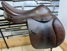 Load image into Gallery viewer, 17 1/2” MW GFS Fieldhouse Saddlery Jump Saddle - Brown - Close Contact