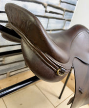 Load image into Gallery viewer, 17 1/2” MW GFS Fieldhouse Saddlery Jump Saddle - Brown - Close Contact