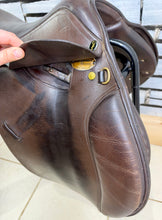 Load image into Gallery viewer, 17 1/2” MW GFS Fieldhouse Saddlery Jump Saddle - Brown - Close Contact