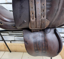 Load image into Gallery viewer, 17 1/2” MW GFS Fieldhouse Saddlery Jump Saddle - Brown - Close Contact