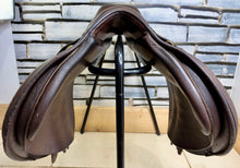 Load image into Gallery viewer, 17 1/2” MW GFS Fieldhouse Saddlery Jump Saddle - Brown - Close Contact