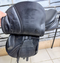 Load image into Gallery viewer, 17 1/2” MW Ideal Nayla Jump Saddle - Black - Hunt/XC/Fun Ride/Hack - Medium Wide