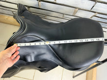 Load image into Gallery viewer, 17 1/2” MW Ideal Nayla Jump Saddle - Black - Hunt/XC/Fun Ride/Hack - Medium Wide