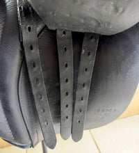 Load image into Gallery viewer, 17” W-Wide Symmonds Cambridge GP Saddle - Black - Flat Tree - Suit a Connie or Cob