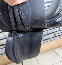Load image into Gallery viewer, 17” W-Wide Symmonds Cambridge GP Saddle - Black - Flat Tree - Suit a Connie or Cob