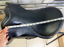 Load image into Gallery viewer, 17” W-Wide Symmonds Cambridge GP Saddle - Black - Flat Tree - Suit a Connie or Cob