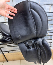 Load image into Gallery viewer, 17” W-Wide Symmonds Cambridge GP Saddle - Black - Flat Tree - Suit a Connie or Cob