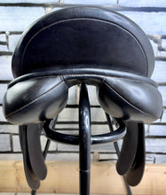 Load image into Gallery viewer, 17” W-Wide Symmonds Cambridge GP Saddle - Black - Flat Tree - Suit a Connie or Cob