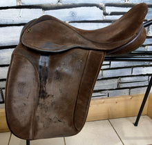 Load image into Gallery viewer, 17 1/2” Wide Fylde Marjory Suede Show/Working Hunter Saddle -Brown- Suede Top W Cob
