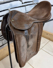 Load image into Gallery viewer, 17 1/2” Wide Fylde Marjory Suede Show/Working Hunter Saddle -Brown- Suede Top W Cob