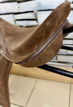 Load image into Gallery viewer, 17 1/2” Wide Fylde Marjory Suede Show/Working Hunter Saddle -Brown- Suede Top W Cob