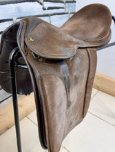 Load image into Gallery viewer, 17 1/2” Wide Fylde Marjory Suede Show/Working Hunter Saddle -Brown- Suede Top W Cob