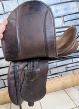 Load image into Gallery viewer, 17 1/2” Wide Fylde Marjory Suede Show/Working Hunter Saddle -Brown- Suede Top W Cob