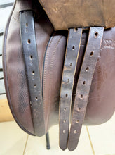 Load image into Gallery viewer, 17 1/2” Wide Fylde Marjory Suede Show/Working Hunter Saddle -Brown- Suede Top W Cob
