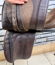 Load image into Gallery viewer, 17 1/2” Wide Fylde Marjory Suede Show/Working Hunter Saddle -Brown- Suede Top W Cob