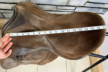Load image into Gallery viewer, 17 1/2” Wide Fylde Marjory Suede Show/Working Hunter Saddle -Brown- Suede Top W Cob