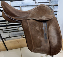 Load image into Gallery viewer, 17 1/2” Wide Fylde Marjory Suede Show/Working Hunter Saddle -Brown- Suede Top W Cob