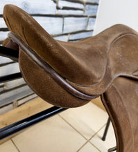 Load image into Gallery viewer, 17 1/2” Wide Fylde Marjory Suede Show/Working Hunter Saddle -Brown- Suede Top W Cob