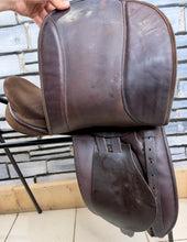 Load image into Gallery viewer, 17 1/2” Wide Fylde Marjory Suede Show/Working Hunter Saddle -Brown- Suede Top W Cob