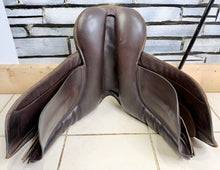 Load image into Gallery viewer, 17 1/2” Wide Fylde Marjory Suede Show/Working Hunter Saddle -Brown- Suede Top W Cob