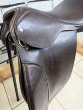 Load image into Gallery viewer, 17 1/2” Wide Ideal Show/Working Hunter Saddle -Brown- W Cob VSD