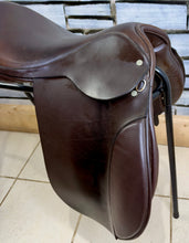 Load image into Gallery viewer, 17 1/2” Wide Ideal Show/Working Hunter Saddle -Brown- W Cob VSD