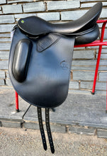 Load image into Gallery viewer, 18” Changeable Gullet Wow Classique Dressage Saddle - Black