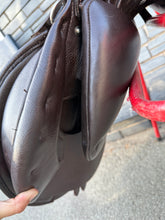 Load image into Gallery viewer, 17” Changeable Gullet Wow Classique Jump Saddle - Brown