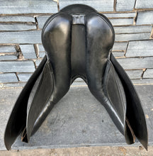 Load image into Gallery viewer, 17 1/2” Wide Oakfield Santana WH Saddle - Black