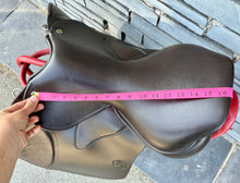 Load image into Gallery viewer, 17” Changeable Gullet Wow Classique Jump Saddle - Brown