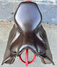 Load image into Gallery viewer, 17” Changeable Gullet Wow Classique Jump Saddle - Brown
