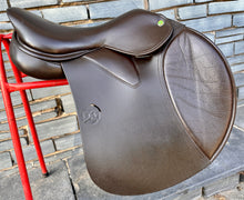 Load image into Gallery viewer, 17” Changeable Gullet Wow Classique Jump Saddle - Brown