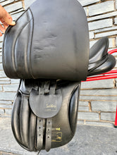 Load image into Gallery viewer, 17 1/2” Wide Oakfield Santana WH Saddle - Black