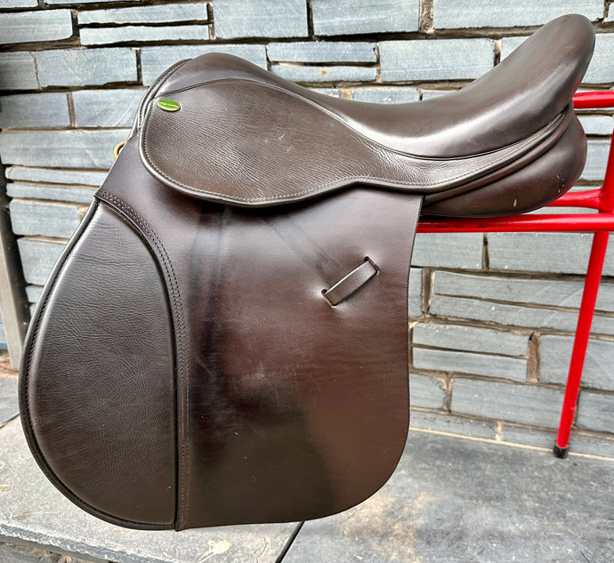 18” Medium Village Saddlery VSD Saddle - Brown
