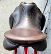 Load image into Gallery viewer, 17 1/2” Medium Farrington Dressage Saddle - Brown
