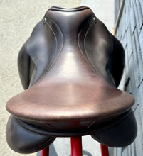Load image into Gallery viewer, 17 1/2” Medium Farrington Dressage Saddle - Brown