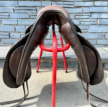 Load image into Gallery viewer, 17 1/2” Medium Farrington Dressage Saddle - Brown