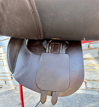 Load image into Gallery viewer, 17” Changeable Gullet Wow Classique Jump Saddle - Brown