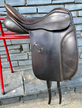 Load image into Gallery viewer, 17 1/2” Medium Farrington Dressage Saddle - Brown