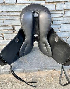 18” Changeable Gullet Wow Classique Dressage Saddle - Black