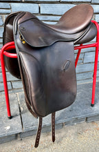 Load image into Gallery viewer, 17 1/2” Medium Farrington Dressage Saddle - Brown