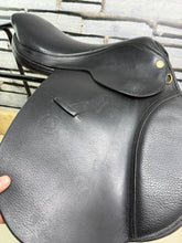 Load image into Gallery viewer, 18” Medium Oakland House Saddlery Jump Saddle - Black